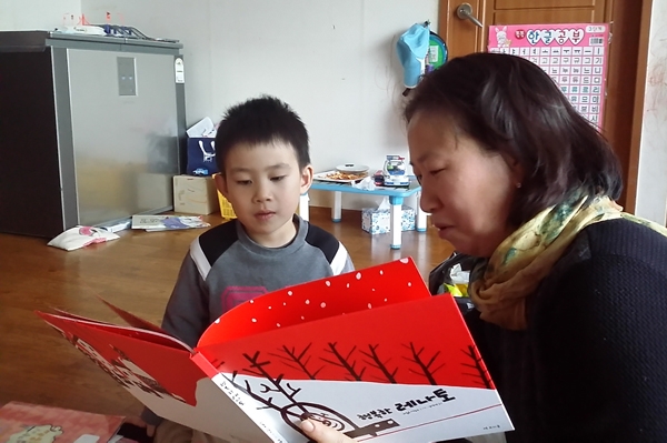 ▲다문화가정 어린이에게 동화책을 읽어주고 있는 마중물독서회 조현복 회원