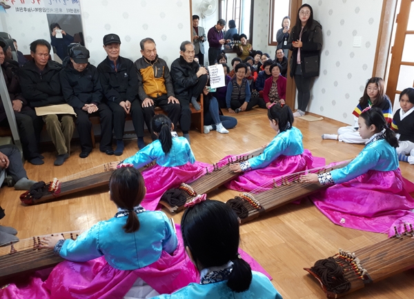 ‘서천읍, 함께 즐기는 작은 음악회’에서 꿈터지역아동센터 아동들이 연주하고 있다.