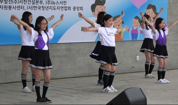 ▲서천초등학교 어린이들로 구성된 '통키통키'의 공연