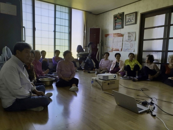 ▲하소마을 어르신들이 마을 경로당에서 서천군미디어문화센터가 제공한 영화를 관람하고 있다.