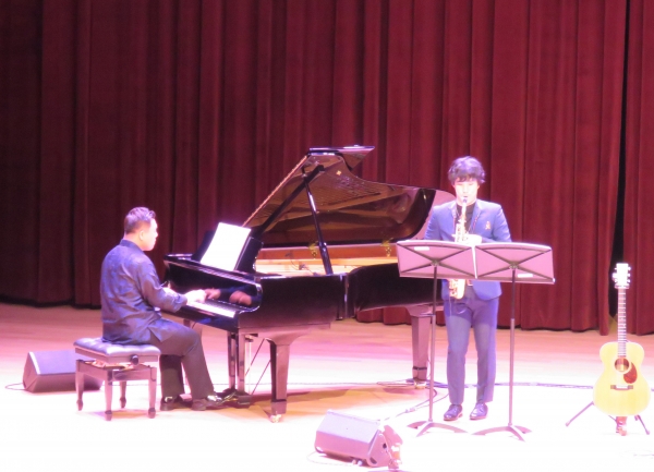 ▲문예의전당 대강당에서 열린 3인의 노래. 피아니스트 조영웅과 색소폰 연주자 요시자와가 협연하고 있다.