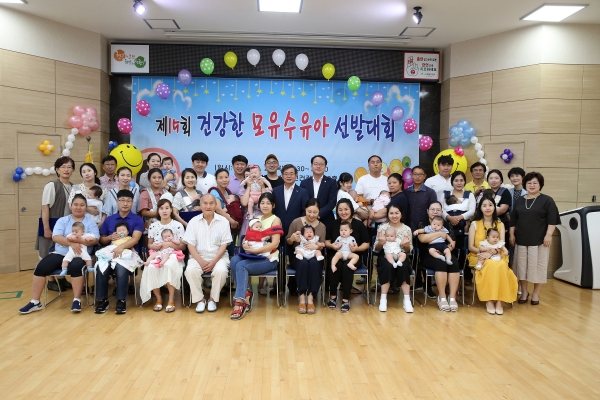 ▲제15회 건강한 모유 수유아 선발대회에 참석한 아기와 부모들