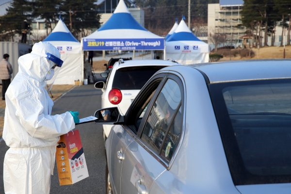 ▲지난 2일 서천국민체육센터 주차장에 마련된 드라이브스루 선별진료소에 검사를 받기 위해 차량들이 늘어서 있다.