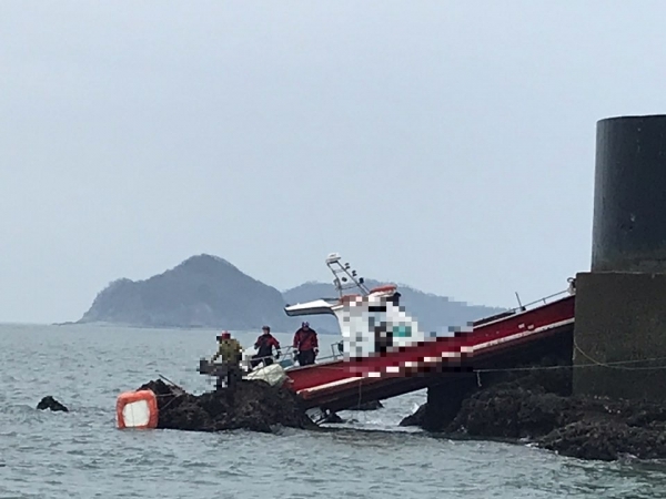 ▲암초에 걸려 좌초된 대천항 선적 어선 A호에 부력재를 설치하는 모습