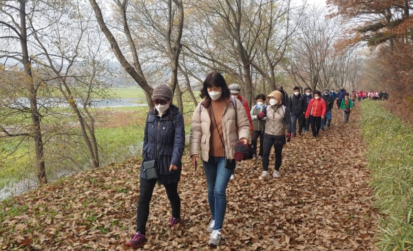 ▲물버들길 걷기 행사 참여자들이 봉선저수지 수변 산책로를 걷고 있다.