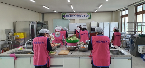 ▲후원 결연한 독거노인에게 전달할 음식을 준비중인 서천군 생활개선연합회 임원진들.