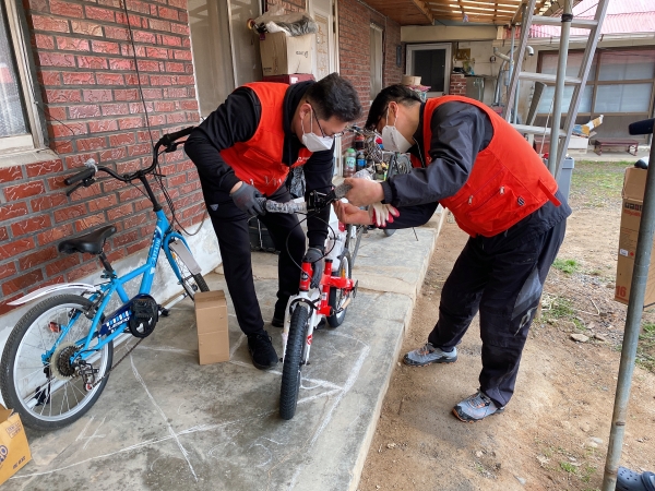 ▲자원봉사자들이 자전거를 조립하고 있다.
