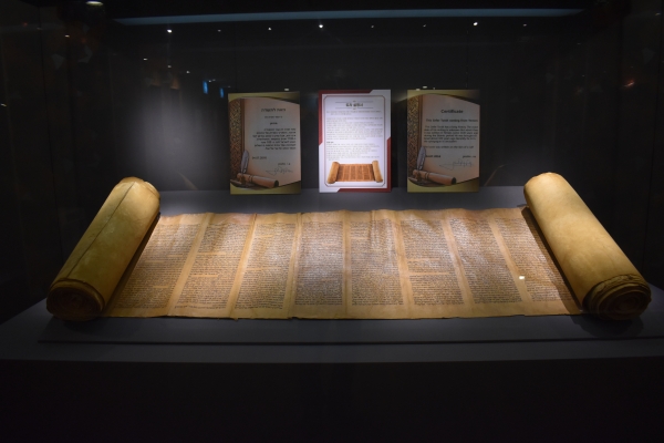 ▲한국 최초 성경전래 기념관에 전시중인 1,100년 전 통가죽에 새긴 성경책