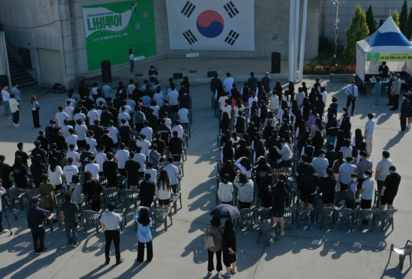 ▲군이 개최한 진로박람회에 참여한 청소년들