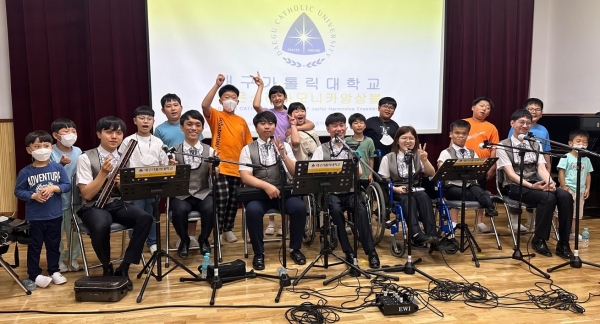 ▲8일 문산초등학교에서 공연한 ‘맑은소리 하모니카 앙상블’