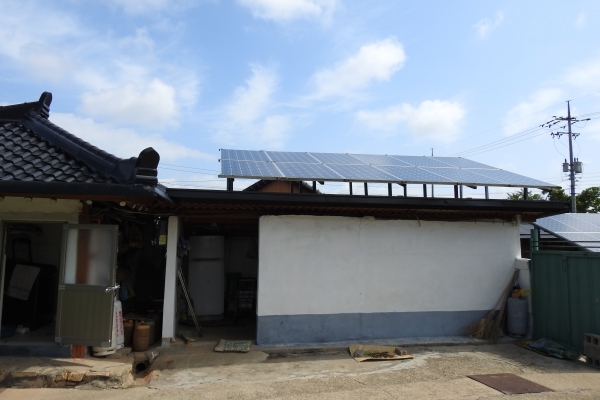 ▲농가 창고 지붕에 설치한 태양광발전 패널