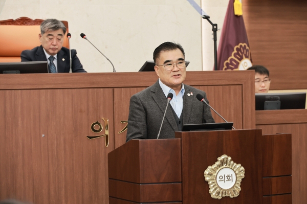 ▲8일 군의회에서 시정 연설을 하는 김기웅 군수