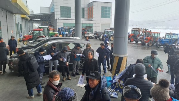 ▲서천군농민회가 지난해 12월20일 서천통합 RPC 앞에서 개최한 서래야 쌀 수매 거부 집회 모습