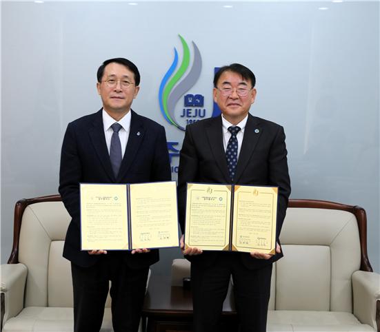 ▲업무협약을 맺은 제주대학교(왼쪽 총장 김일환)와 국립해양생물자원관(오른쪽 관장 최완현)