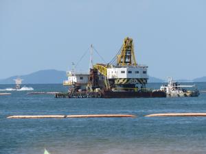 홍원항 인근 171톤급 예인선 좌초…기관실 기름 유출