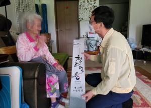 장항읍·서면, 100세 노인 청려장 전달