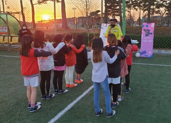 ▲서천군 여학생축구교실에 참여한 학생들 수업모습