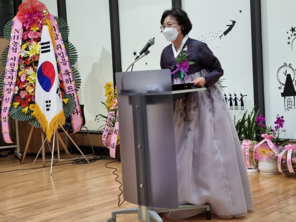 ▲서천군여성단체협의회 회장 이취임식에서 취임사를 하는 홍성희 신임 회장