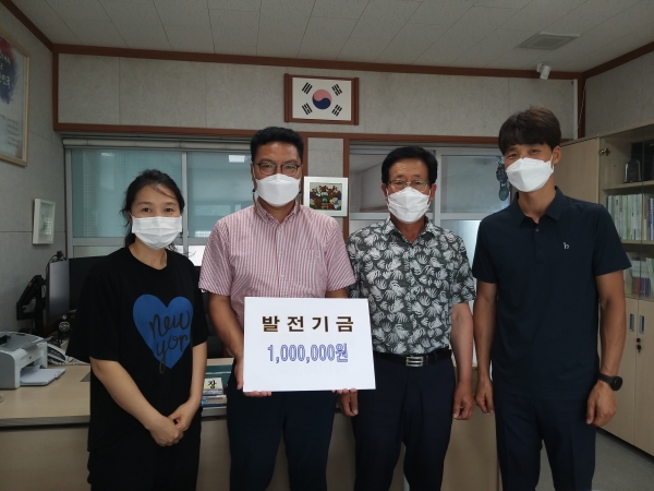 ▲한산초에 후원금 기부한 한국농촌지도자서천군연합회 이문복 회장