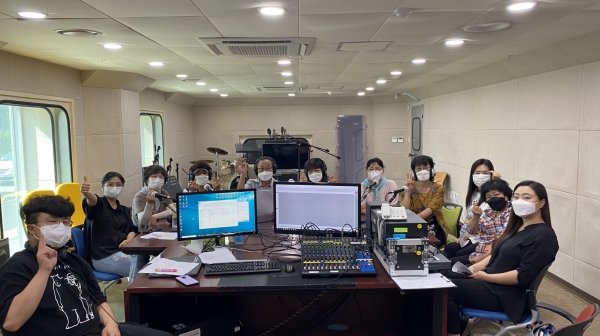 ▲서천군미디어문화센터 라디오녹음실. ‘자봉FM-서천팟’ 라디오 방송은 매달 2회 자원봉사자의 활동소식과 미담을 소개한다.