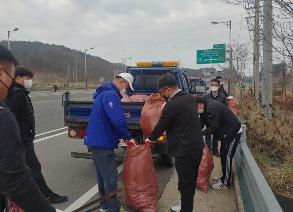 ▲서천군청 건설과 공무원들이 봉사활동으로 수거한 쓰레기