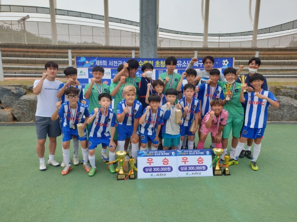 ▲U-12·U-15세부에서 우승한 천안북부축구센터 선수단