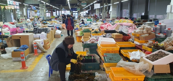 ▲화재발생 13일만에 영업 재개한 특화시장 농산물동이 5일 개장한 가운데 한 상인이 해산물을 손질하고 있다.
